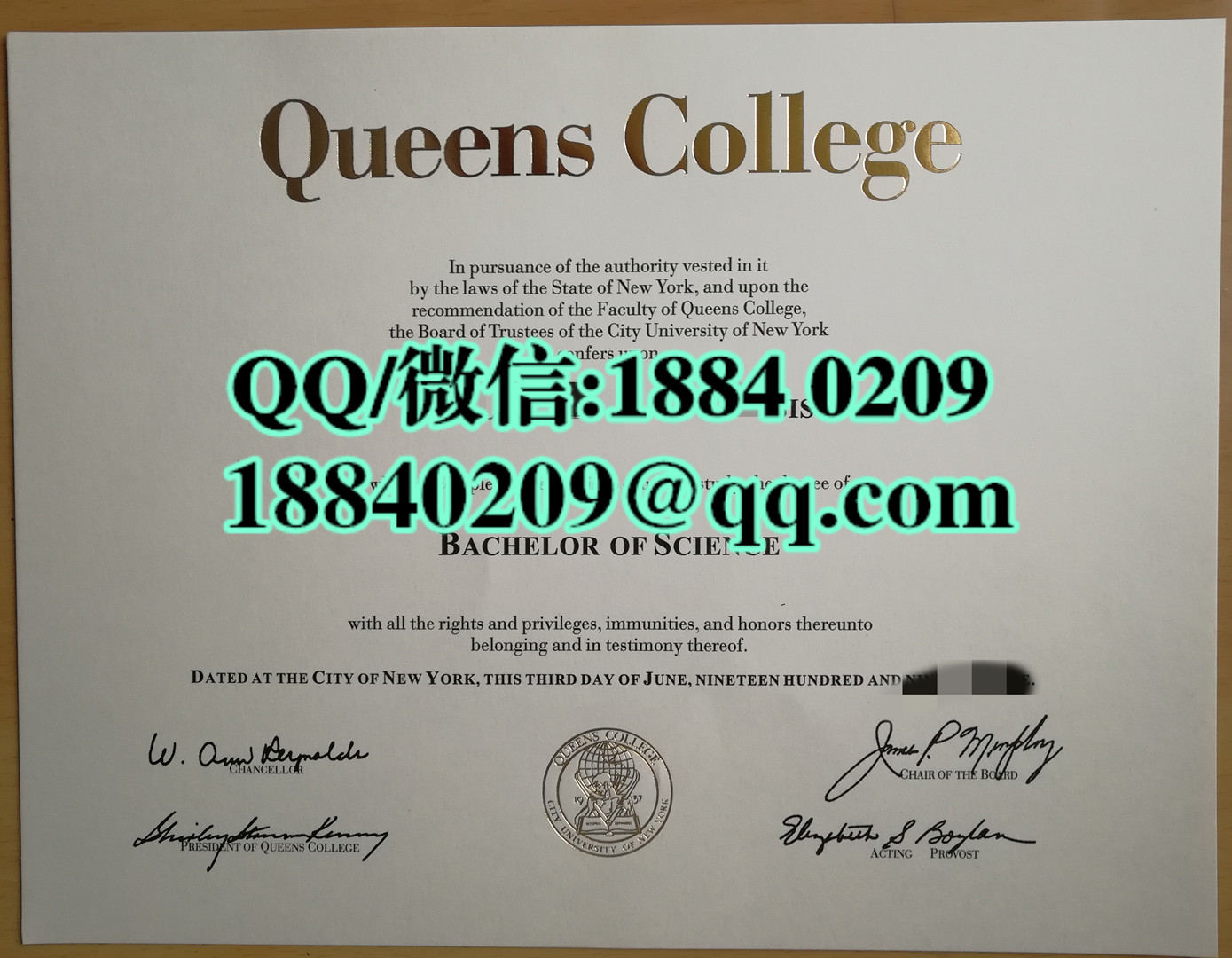 美国皇后学院Queens College毕业证实拍图片，Queen’s-University-diploma